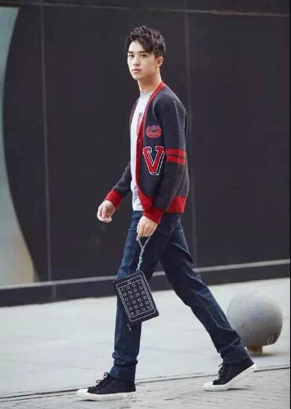  时尚博主韩火火也穿过这件针织开衫哪种潮牌品牌比较好看？（男生针织开衫怎么搭配好看 穿上它既是暖男也是型男 ）