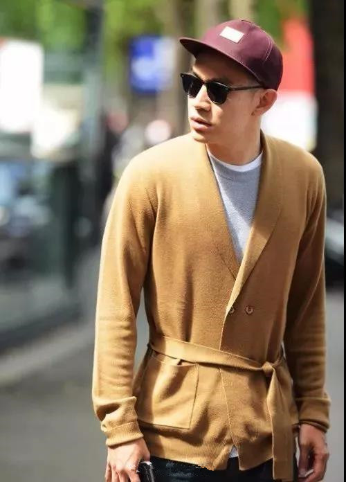  时尚博主韩火火也穿过这件针织开衫哪种潮牌品牌比较好看？（男生针织开衫怎么搭配好看 穿上它既是暖男也是型男 ）