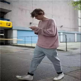 然而将它运用在穿搭上 潮牌冬季如何御寒提醒（秋冬紫色衣服怎么搭配好看 18年就要过了你还不会穿紫色吗 ）