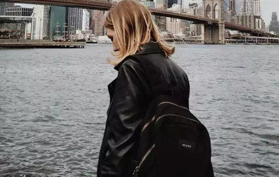 对于喜欢旅行的女生而言 潮牌冬季如何御寒提醒（双肩包适合什么年龄 ）