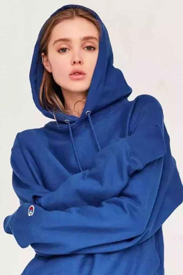  女生秋冬卫衣怎么穿好看 卫衣在秋冬不止是内搭界的扛把子 2022秋冬潮牌新款推荐（女生秋冬卫衣怎么穿好看 卫衣比高领衫减龄比衬衫实穿 ）