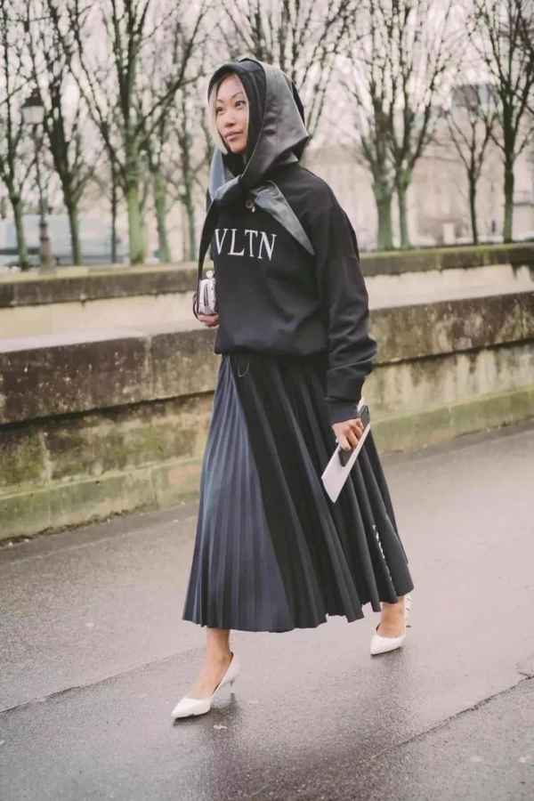  女生秋冬卫衣怎么穿好看 卫衣在秋冬不止是内搭界的扛把子 2022秋冬潮牌新款推荐（女生秋冬卫衣怎么穿好看 卫衣比高领衫减龄比衬衫实穿 ）