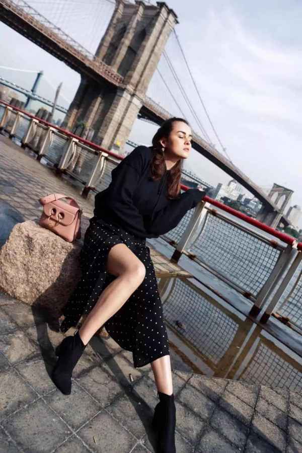 女生秋冬卫衣怎么穿好看 卫衣在秋冬不止是内搭界的扛把子 2022秋冬潮牌新款推荐（女生秋冬卫衣怎么穿好看 卫衣比高领衫减龄比衬衫实穿 ）