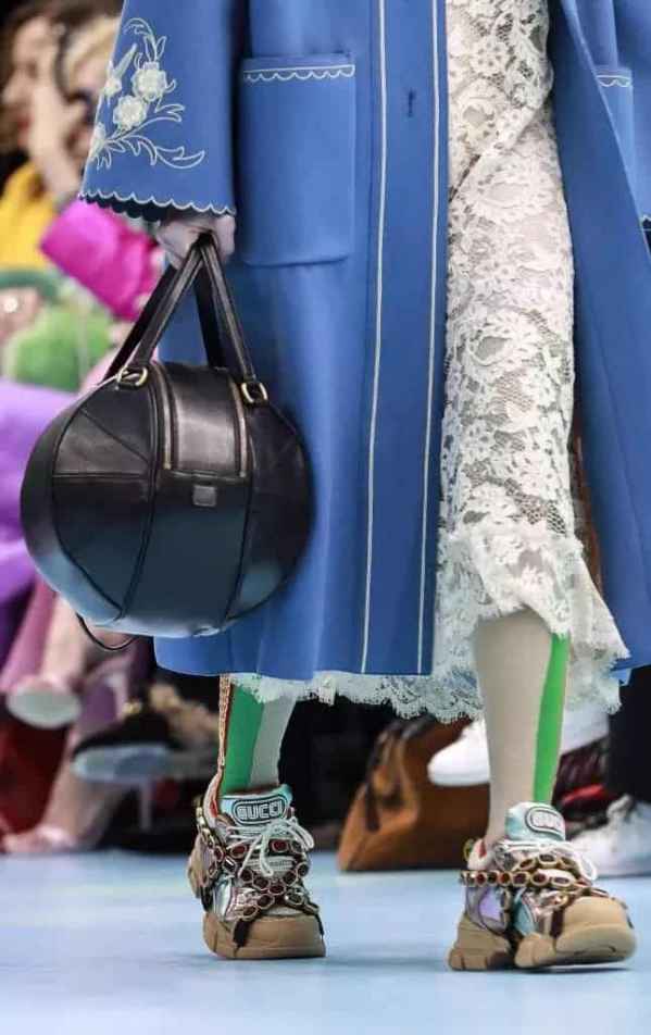 秋冬球鞋怎么搭配衣服好看 2018秋冬街头风通关单品你知道是什么吗  2022秋冬潮牌新款推荐（秋冬球鞋怎么搭配衣服好看 2018秋冬街头风通关单品你知道是什么吗 ）