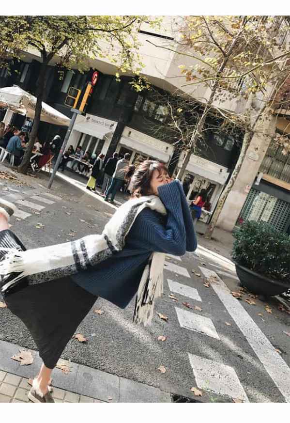  而这里的薄围巾则是指类似于细针织、羊绒围巾这一类的哪种潮牌品牌比较好看？（女生围巾怎么戴好看 看完这个我才发现我根本不会围围巾 ）