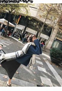  而这里的薄围巾则是指类似于细针织、羊绒围巾这一类的哪种潮牌品牌比较好看？（女生围巾怎么戴好看 看完这个我才发现我根本不会围围巾 ）