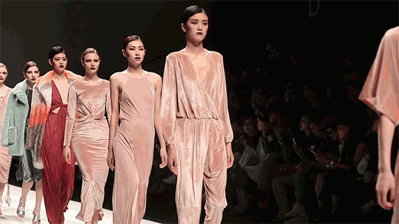  丝绒衣服怎么穿好看 今年秋冬要把曾经老**丝绒睡衣 2022秋冬潮牌新款推荐（丝绒衣服怎么穿好看 2018丝绒要火太高级了 ）