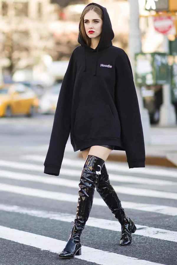 秋冬女生卫衣怎么穿好看 今年秋冬最好看的卫衣穿法  2022秋冬潮牌新款推荐（秋冬女生卫衣怎么穿好看 今年秋冬最好看的卫衣穿法 ）