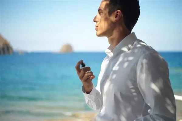 每一款香水因为独特的配方哪种潮牌品牌比较好看？（男生喷香水的正确方法 男人味何处来关于男士香水4小事 ）