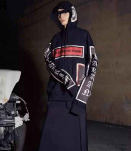 加一双小白鞋可以打破全身深色系的沉闷感 2022秋冬潮牌新款推荐（秋冬卫衣搭配什么鞋子好看 卫衣这么火该用什么鞋配才好 ）
