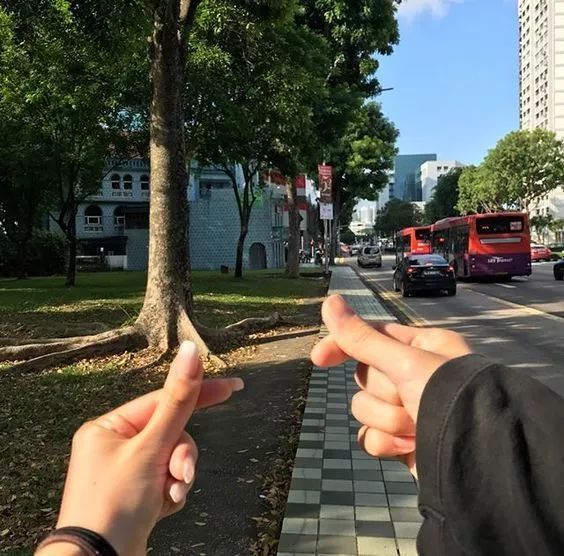 那可以参考以下情侣pose哦~也是很让人心动的瞬间 2022秋冬潮牌新款推荐（情侣旅游拍照的姿势大全 国庆长假情侣旅游拍照POSE ）