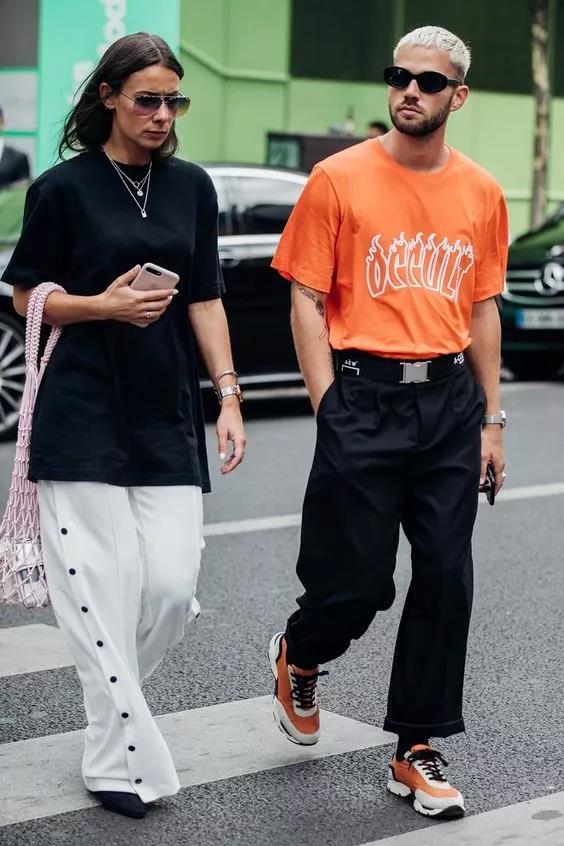 也有通过款式的魅力来展现 2022秋冬潮牌新款推荐（男生秋天橙色衣服怎么搭配 ）