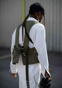 却在整个画面中 潮牌冬季如何御寒提醒（今年男生流行什么颜色衣服 ）