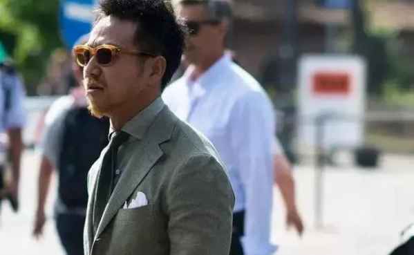 却在整个画面中 潮牌冬季如何御寒提醒（今年男生流行什么颜色衣服 ）