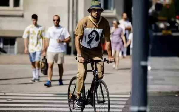 却在整个画面中 潮牌冬季如何御寒提醒（今年男生流行什么颜色衣服 ）
