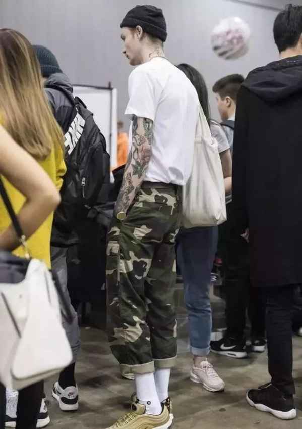 却在整个画面中 潮牌冬季如何御寒提醒（今年男生流行什么颜色衣服 ）