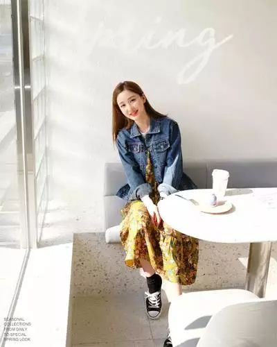  一、牛仔穿搭 ① 牛仔外套 热爱牛仔的年轻妹子总是特别多哪种潮牌品牌比较好看？（2018春季女装流行趋势 这几款让你时髦一整季 ）
