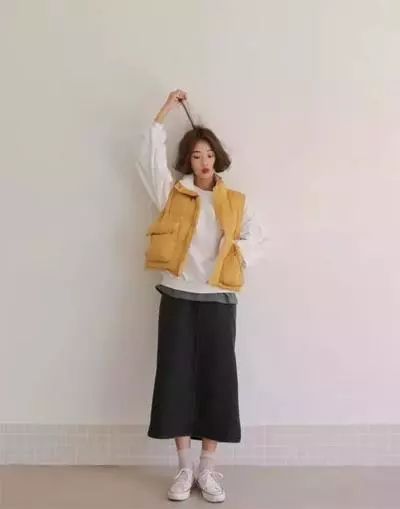  小个子女生穿什么裤子好看 这样选裤子就对了 小个子在冬天最担心的应该就是 个子已经很娇小了 加上衣服穿的厚重 如果比例没穿好 就会显得又矮又肿 冬天很多女生会穿棉服御寒 小个子女生可以选择短版棉服 和百搭的卫衣做搭配非常适合日常 如果觉得棉服太厚 可以选择背心款 搭配卫衣穿 轻盈又有型 长版外套 今年很流行的格子外套 如果选择中长款的 可以在腰间系个腰带 提升腰部线条 让下半身比例更加修长 或者下半身搭配短版也能显腿长 宽松版的中长外套系上腰带 会更有修长作用  潮牌冬季如何御寒提醒（小个子女生穿什么裤