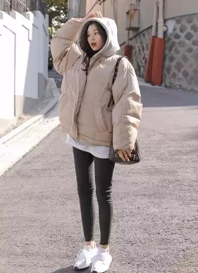  小个子女生穿什么裤子好看 这样选裤子就对了 小个子在冬天最担心的应该就是 个子已经很娇小了 加上衣服穿的厚重 如果比例没穿好 就会显得又矮又肿 冬天很多女生会穿棉服御寒 小个子女生可以选择短版棉服 和百搭的卫衣做搭配非常适合日常 如果觉得棉服太厚 可以选择背心款 搭配卫衣穿 轻盈又有型 长版外套 今年很流行的格子外套 如果选择中长款的 可以在腰间系个腰带 提升腰部线条 让下半身比例更加修长 或者下半身搭配短版也能显腿长 宽松版的中长外套系上腰带 会更有修长作用  潮牌冬季如何御寒提醒（小个子女生穿什么裤