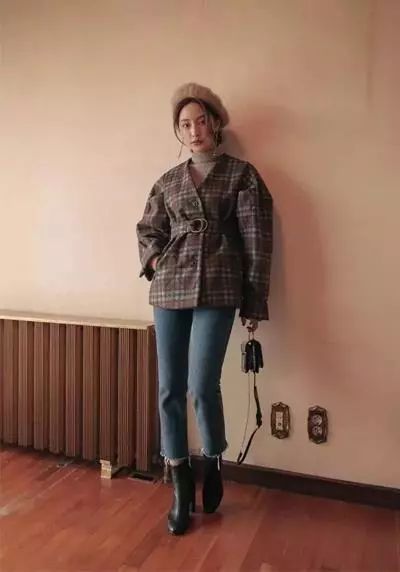  小个子女生穿什么裤子好看 这样选裤子就对了 小个子在冬天最担心的应该就是 个子已经很娇小了 加上衣服穿的厚重 如果比例没穿好 就会显得又矮又肿 冬天很多女生会穿棉服御寒 小个子女生可以选择短版棉服 和百搭的卫衣做搭配非常适合日常 如果觉得棉服太厚 可以选择背心款 搭配卫衣穿 轻盈又有型 长版外套 今年很流行的格子外套 如果选择中长款的 可以在腰间系个腰带 提升腰部线条 让下半身比例更加修长 或者下半身搭配短版也能显腿长 宽松版的中长外套系上腰带 会更有修长作用  潮牌冬季如何御寒提醒（小个子女生穿什么裤