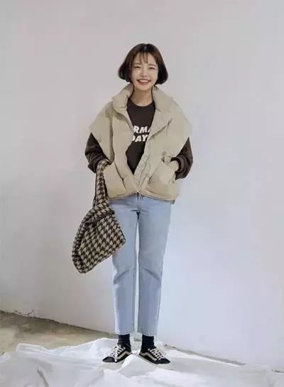  小个子女生穿什么裤子好看 这样选裤子就对了 小个子在冬天最担心的应该就是 个子已经很娇小了 加上衣服穿的厚重 如果比例没穿好 就会显得又矮又肿 冬天很多女生会穿棉服御寒 小个子女生可以选择短版棉服 和百搭的卫衣做搭配非常适合日常 如果觉得棉服太厚 可以选择背心款 搭配卫衣穿 轻盈又有型 长版外套 今年很流行的格子外套 如果选择中长款的 可以在腰间系个腰带 提升腰部线条 让下半身比例更加修长 或者下半身搭配短版也能显腿长 宽松版的中长外套系上腰带 会更有修长作用  潮牌冬季如何御寒提醒（小个子女生穿什么裤