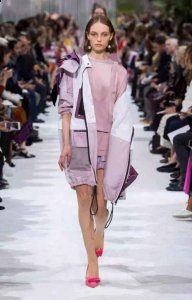 每年春季都会有各种风衣出现哪种潮牌品牌比较好看？（2018春季服装流行趋势 春季服装这么搭好看极了 ）