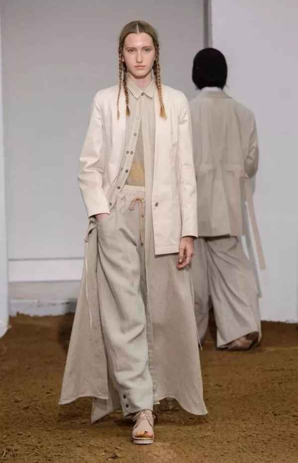每年春季都会有各种风衣出现哪种潮牌品牌比较好看？（2018春季服装流行趋势 春季服装这么搭好看极了 ）