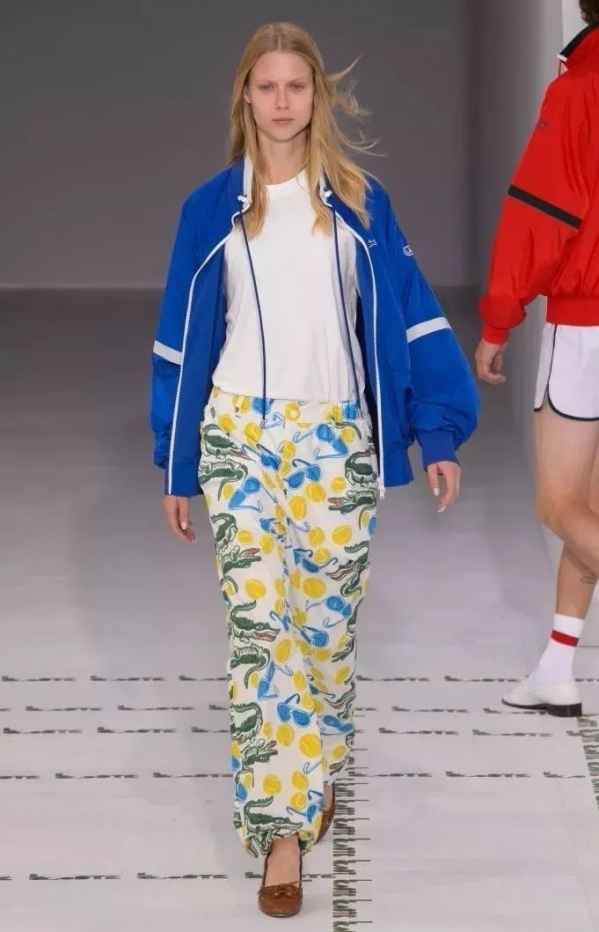 每年春季都会有各种风衣出现哪种潮牌品牌比较好看？（2018春季服装流行趋势 春季服装这么搭好看极了 ）