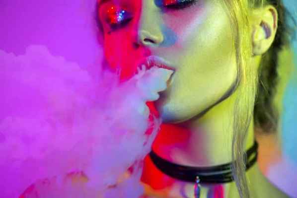  张碧晨、景甜在今年央视春晚就迫不及待穿上了印花长裙哪种潮牌品牌比较好看？（2018流行趋势 2018春天，流行开满花的衣服 ）