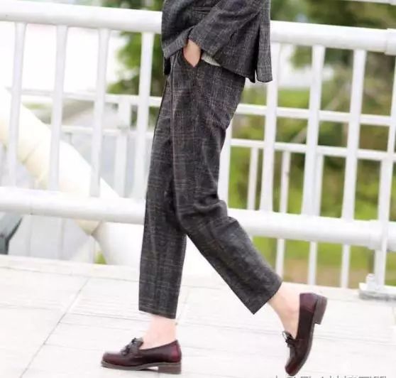 并且由于膝盖处也相对比较宽松 2022秋冬潮牌新款推荐（烟管裤搭配图片 2018这几款烟管裤很显瘦 ）