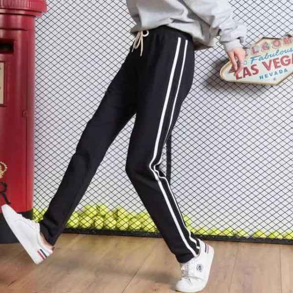  白色镶边条纹保留了校服裤最经典的元素哪种潮牌品牌比较好看？（校服裤子怎么穿好看 配小白鞋特有青春范 ）