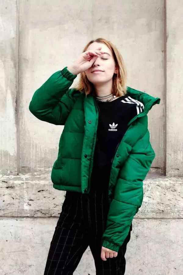 要想穿出青春洋溢的时髦感 2022秋冬潮牌新款推荐（羽绒服与卫衣怎么搭配 这样搭配保暖又时髦 ）