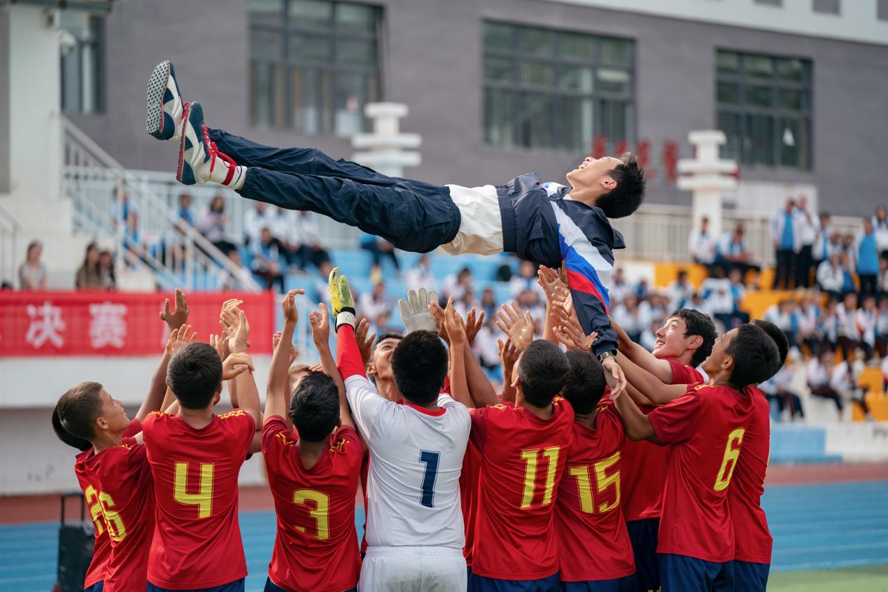 以“人民视角”回顾《我们这十年》哪种潮牌品牌比较好看？（以“人民视角”回顾《我们这十年》）