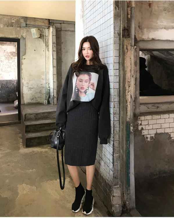 而且针织套装更具有女人味呢 2022秋冬潮牌新款推荐（黑色针织半身裙配什么上衣 谁说针织老气呢 ）