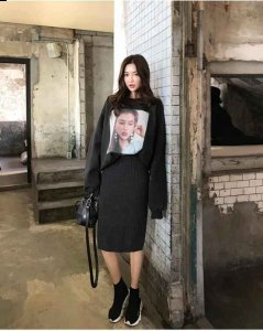 而且针织套装更具有女人味呢 2022秋冬潮牌新款推荐（黑色针织半身裙配什么上衣 谁说针织老气呢 ）