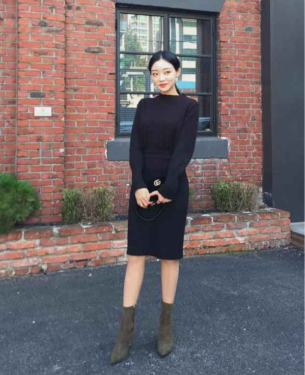 而且针织套装更具有女人味呢 2022秋冬潮牌新款推荐（黑色针织半身裙配什么上衣 谁说针织老气呢 ）