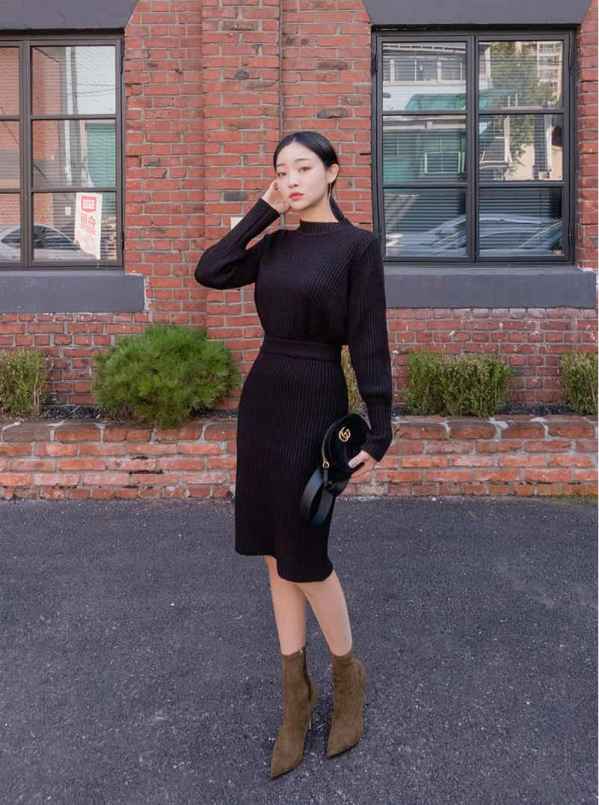 而且针织套装更具有女人味呢 2022秋冬潮牌新款推荐（黑色针织半身裙配什么上衣 谁说针织老气呢 ）