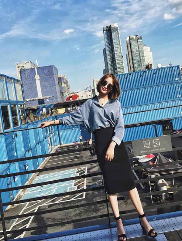 而且针织套装更具有女人味呢 2022秋冬潮牌新款推荐（黑色针织半身裙配什么上衣 谁说针织老气呢 ）