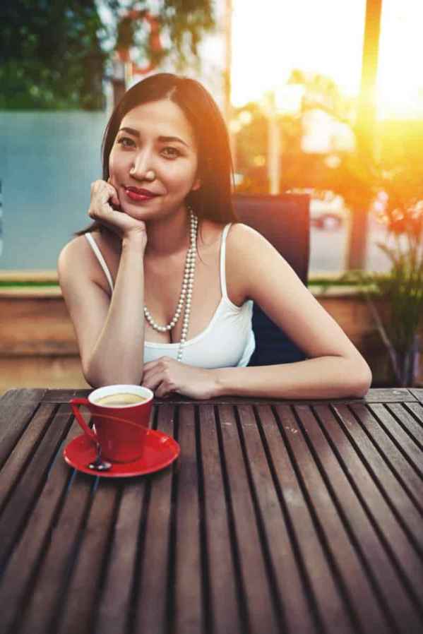 另外宽大的裤腿露出纤细的脚踝心机显瘦就靠它 2022秋冬潮牌新款推荐（小个子穿九分裤好吗 显高又显瘦都靠它 ）
