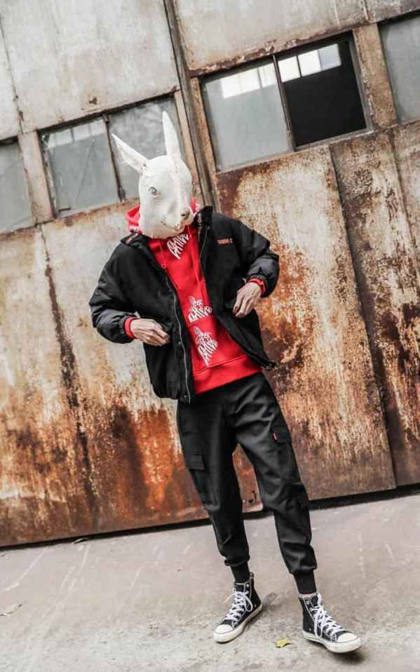  男士红色卫衣搭配羽绒服 羽绒服是冬季必备的保暖实用单品 潮牌冬季如何御寒提醒（男士红色卫衣搭配外套 冬日将温度与风度共存 ）