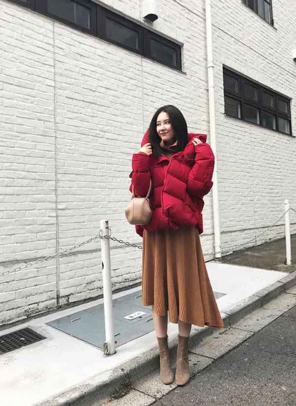 与蓬松的羽绒服有个对比哪种潮牌品牌比较好看？（大红色羽绒服怎么搭配 新年就要“红红火火” ）