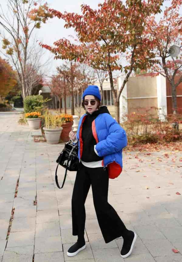  冬天怎么能少得了御寒保暖的羽绒服？百搭又耐脏的黑色穿腻了 2022秋冬潮牌新款推荐（蓝色羽绒服怎么搭配 瞬间打破冬日的沉闷感 ）