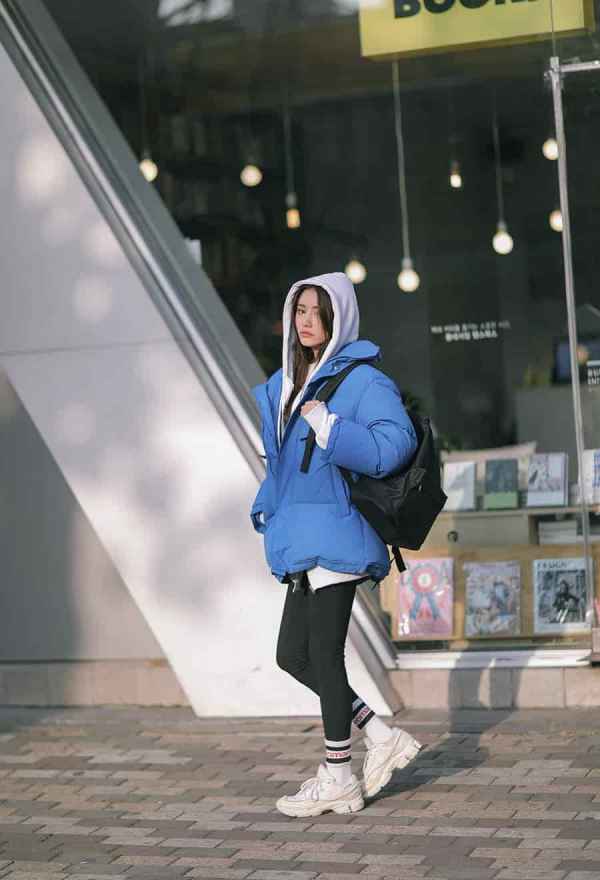  冬天怎么能少得了御寒保暖的羽绒服？百搭又耐脏的黑色穿腻了 2022秋冬潮牌新款推荐（蓝色羽绒服怎么搭配 瞬间打破冬日的沉闷感 ）