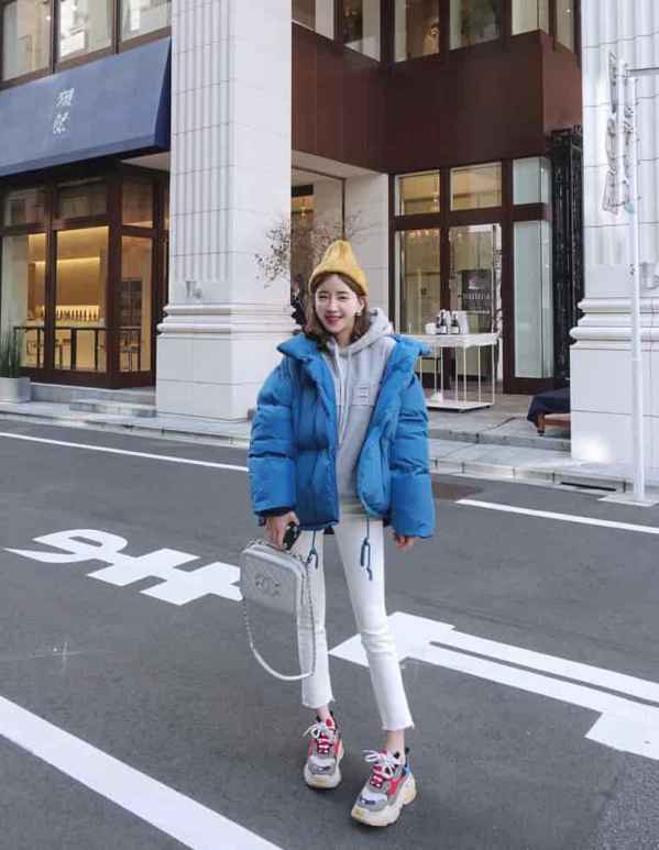 而且面包服里面穿卫衣 潮牌冬季如何御寒提醒（蓝色面包服怎么搭配 塑造冬日运动活力 ）