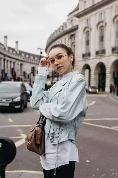  LOOK 2：西装+牛仔裙+短靴 想要显高哪种潮牌品牌比较好看？（矮个子女孩冬季穿搭 这5种穿衣混搭方式显高显瘦 ）