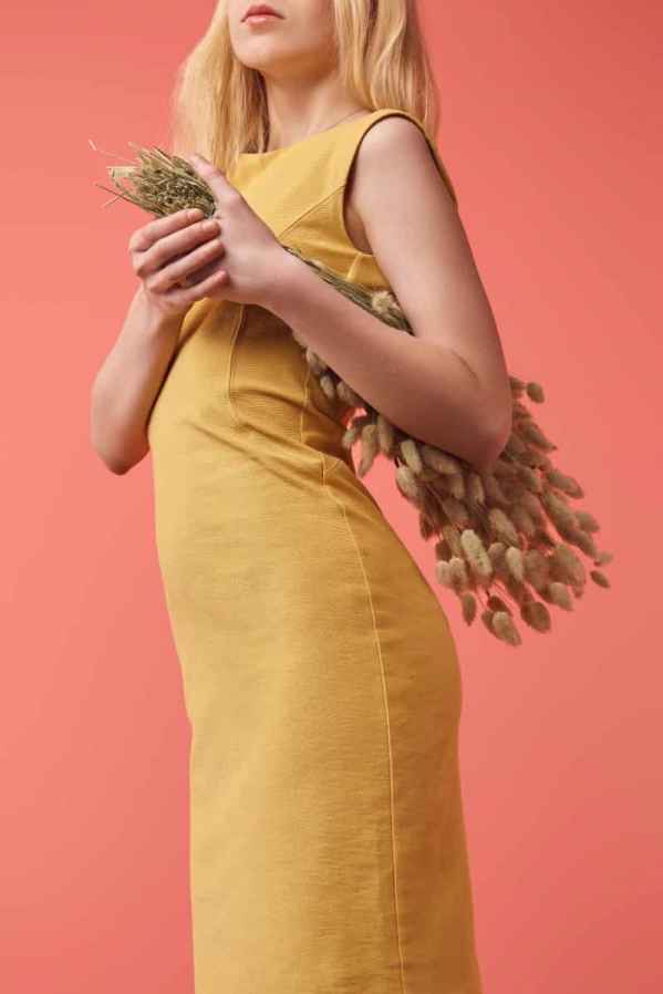  焦糖色羽绒服搭配卫衣 焦糖色羽绒服搭配卫衣简直就是为秋冬增添了青春活力的气息 2022秋冬潮牌新款推荐（焦糖色羽绒服搭配图片 冬季时髦又保暖的搭配 ）