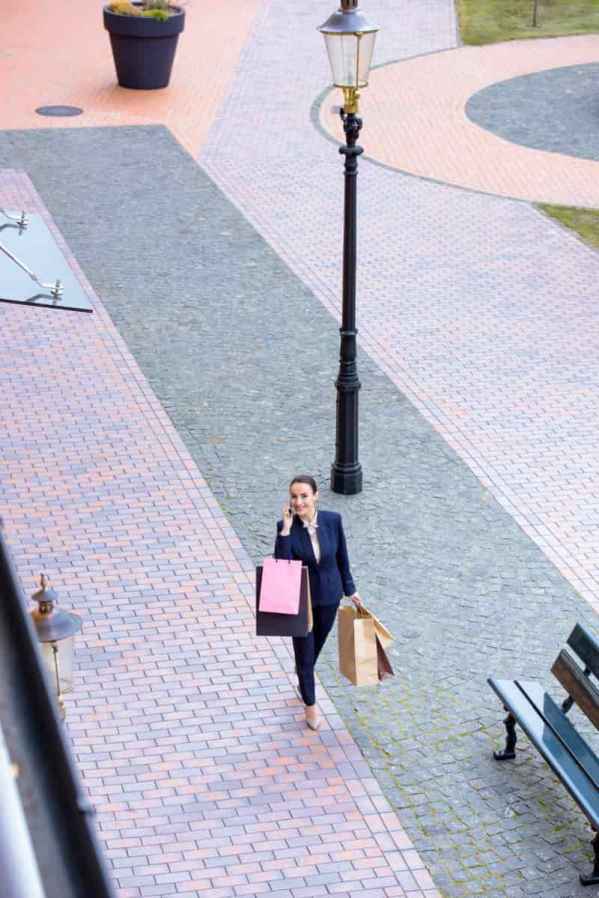  阔腿裤怎么搭配 阔腿裤和喇叭裤为什么这么火？它们到底有什么优点呢？ 优点一：隐藏不完**型阔腿裤是问题身材MM的救星 2022秋冬潮牌新款推荐（阔腿裤怎么搭配 别穿小黑裤啦！现在流行这条裤子呢！ ）