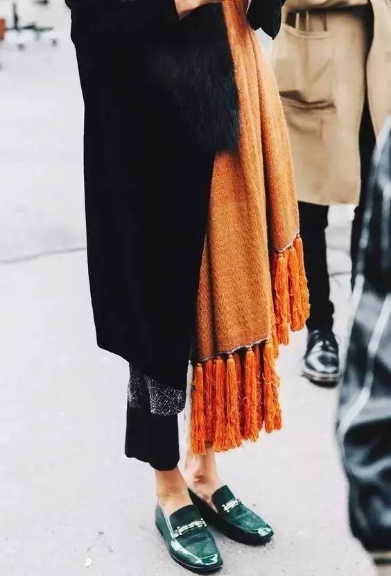 整个look亮眼还几个度哪种潮牌品牌比较好看？（大衣围巾搭配 大衣围巾的各种围法 ）