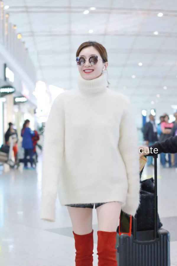还透出一点女人味哦~▼ 好姐妹江疏影前阵现身机场 2022秋冬潮牌新款推荐（过膝长靴怎么搭配好看 过膝长靴怎么选 ）