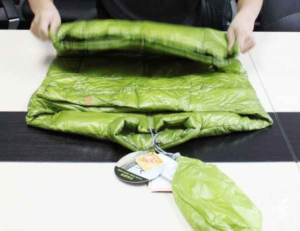 将羽绒服袖子以下的部分对折 潮牌冬季如何御寒提醒（棉服怎么叠节省空间 史上最节省空间叠法 ）